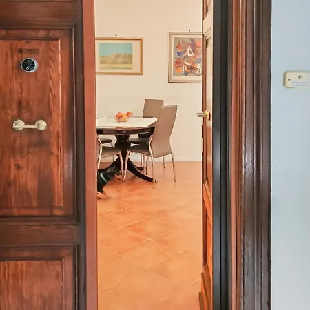 Domus Chiara Al Colosseo * Rome