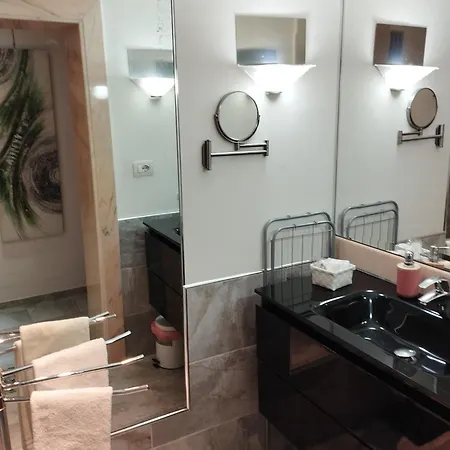 Domus Chiara Al Colosseo * Rome