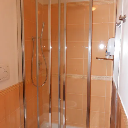 Domus Chiara Al Colosseo *