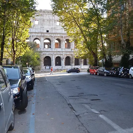 Domus Chiara Al Colosseo *