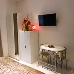 Apartment Domus Chiara Al Colosseo Rom