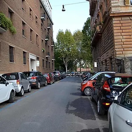 Domus Chiara Al Colosseo * רומא