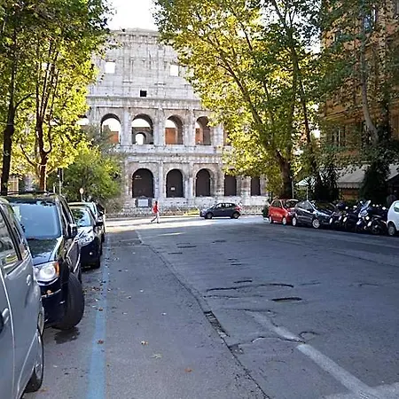 Domus Chiara Al Colosseo * רומא