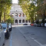 Domus Chiara Al Colosseo *